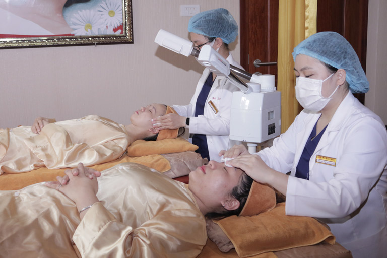 Khách hàng sẽ được trải nghiệm quy trình chăm sóc da và trị mụn chuyên sâu tại Trung tâm Da liễu Đông y Việt Nam