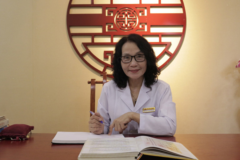Bác sĩ Lê Phương - Giám đốc Chuyên môn Trung tâm Da liễu Đông y Việt Nam là người trực tiếp tham gia nghiên cứu, hoàn thiện Nhất Nam Hoàn Nguyên Bì