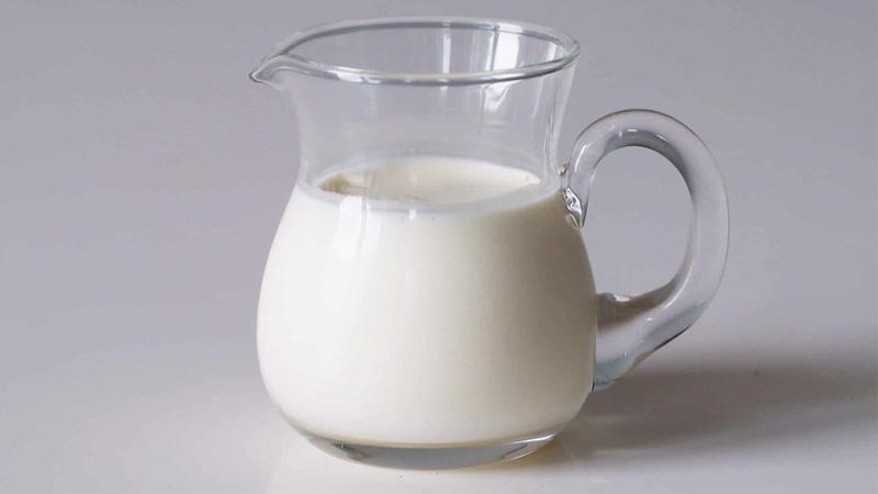 Bị nám da nên ăn gì? Vitamin B12 trong sữa và men dinh dưỡng