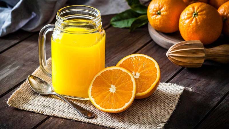 Bị tàn nhang nên uống gì? Nước ép từ cam hoặc chanh