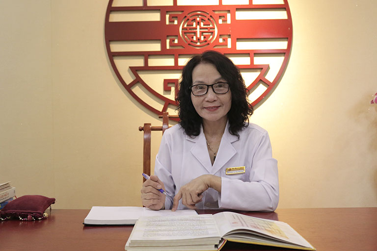 Bác sĩ Lê Phương với hơn 40 năm kinh nghiệm trong khám chữa nám tàn nhang
