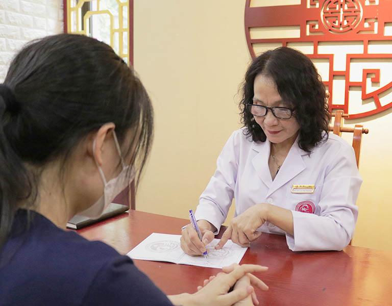 Bác sĩ Phương thăm khám cho bệnh nhân