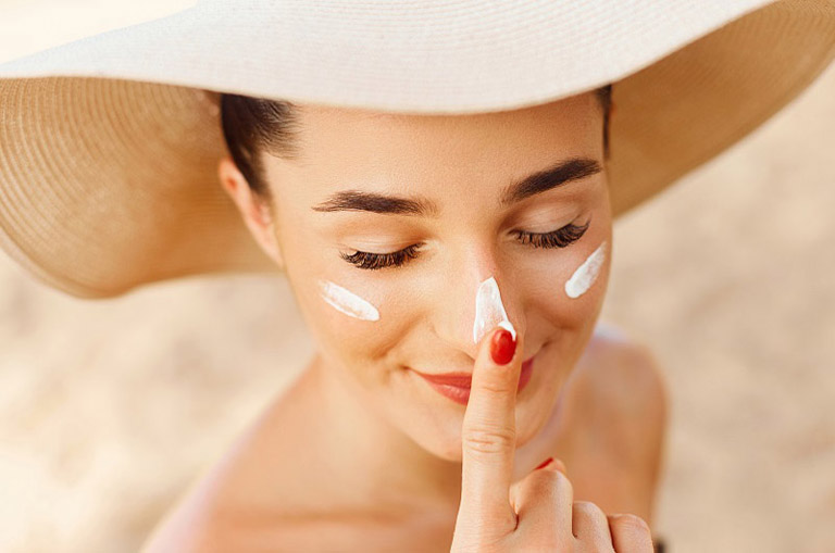 Sử dụng kem chống nắng bảo vệ da là yếu tố bắt buộc