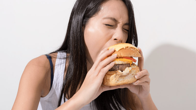 Chế độ ăn uống không lành mạnh gây mụn đầu đen và nhiều loại mụn khác