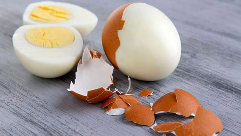 Lăn trứng gà luộc giúp hút hết nhân mụn