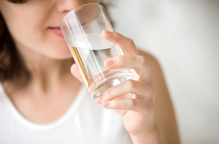Uống nước theo thời gian biểu cố định sẽ giúp bạn cải thiện nám tàn nhang, sáng da