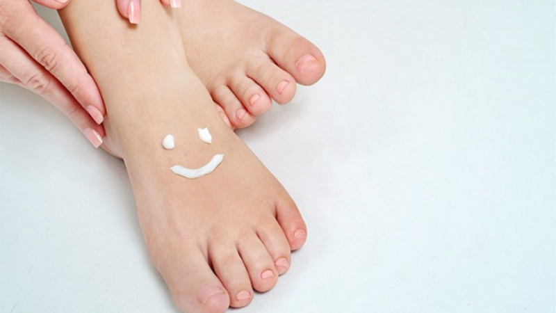 Chăm sóc da chân bằng cách dưỡng ẩm đều đặn