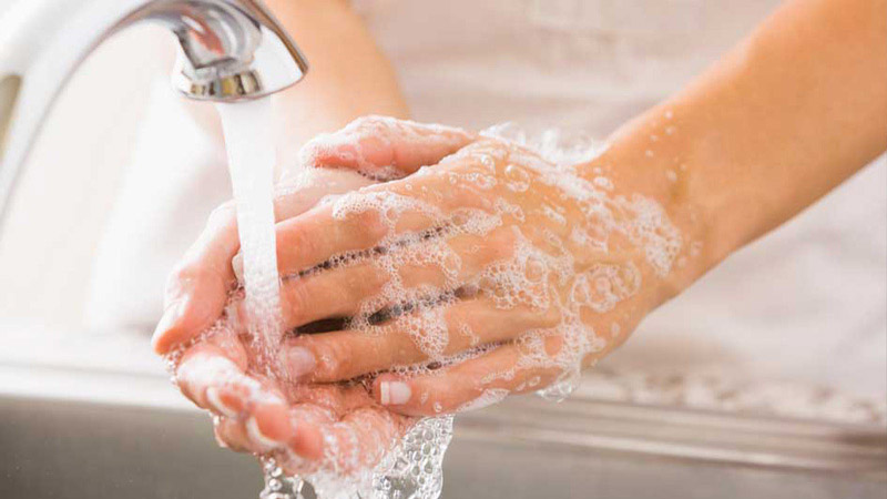 Cần vệ sinh tay bằng các sản phẩm phù hợp