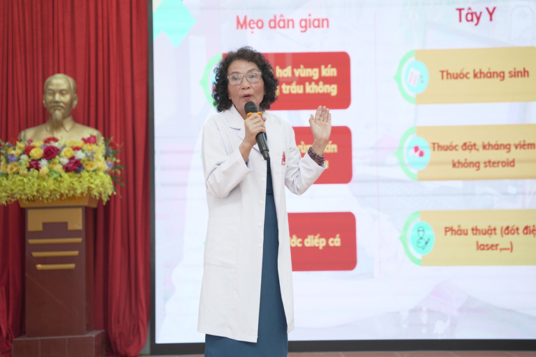 Bác sĩ Lê Phương là người chia sẻ kiến thức cho khách mời tại buổi hội thảo