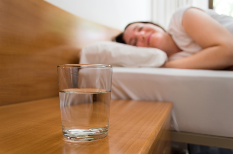 Bạn nên uống đủ lượng nước cần thiết mỗi ngày để cấp ẩm cho da