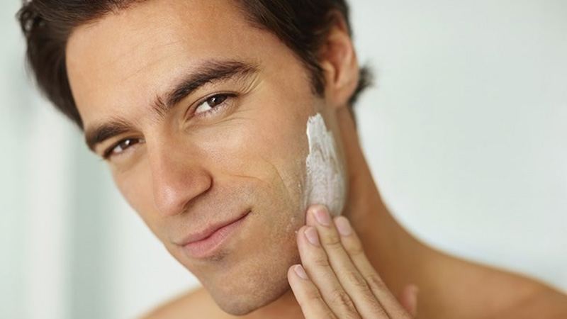 Nên dùng gel hoặc kem để tạo độ ẩm cho da khi cạo râu