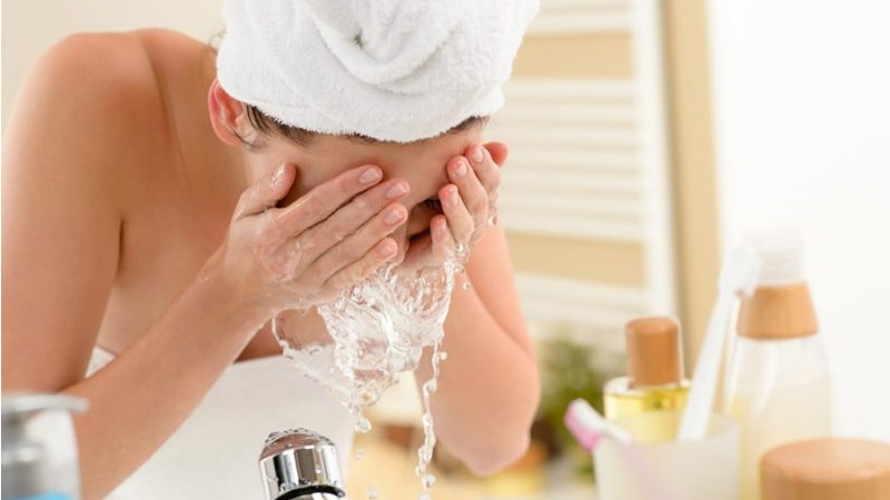 Cần vệ sinh da sạch sẽ để giảm mụn