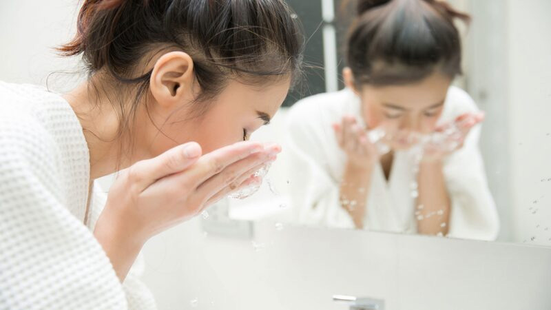 Cần rửa mặt sạch với nước ấm vừa đủ khi chăm sóc da mụn mùa đông