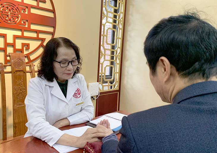 Bác sĩ Lê Phương tiến hành thăm khám và kê đơn phác đồ điều trị cụ thể cho từng người bệnh