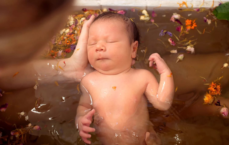 Tắm nước lá thảo dược cũng là giải pháp bố mẹ áp dụng để giúp bé giảm bớt các triệu chứng khó chịu của vảy nến