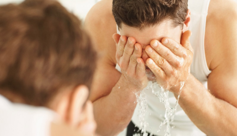 Cần rửa mặt 2 lần mỗi ngày để chăm sóc da mụn cho nam