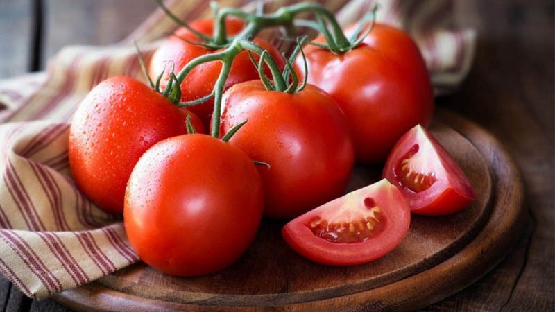 Sử dụng cà chua nguyên chất là mẹo đơn giản nhất