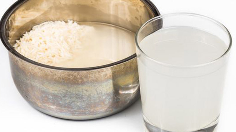 Dùng nước vo gạo nguyên chất rất nhanh gọn