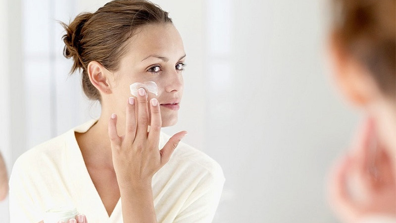 Chăm sóc da mặt mùa đông không thể thiếu kem dưỡng ẩm
