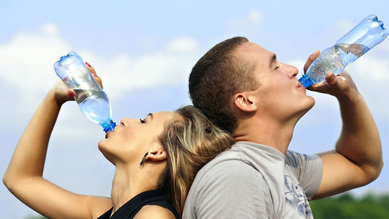 Bạn cần uống đủ 2 - 2,5 lít nước mỗi ngày
