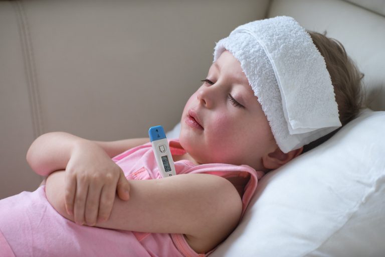 Nổi mề đay có thể khiến trẻ bị sốt